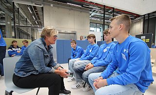 Jugendliche TBV-Spieler - von links: Henry Stüer, Andre Schölpert, Jesper Stange und Lasse Hagensieker - im Gespräch mit Heike Görder, Azubi-Coach am Lüttfeld-Berufskolleg und Mitarbeiterin der "Lippe Bildung". - Jens Rademacher