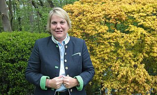 Martina Hannen wohnt in Lage direkt an der Werre, die im Hintergrund des Fotos zu erkennen ist. Im Vordergrund reckt sich ein Ahorn in die Höhe, den ihre Tochter von den Großeltern zur Geburt geschenkt bekommen hat. Die Lagenserin kandidiert erneut für den Düsseldorfer Landtag, in dem sie schon seit 2017 ein Mandat hat. - Karolina Schmidt