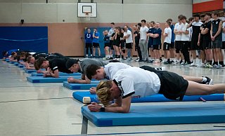 Zwölf Teams und rund 100 Teilnehmerinnen und Teilnehmer messen sich bei der 15. Sportnacht im Gymnasium Lage. - © 2024 Erik Robert