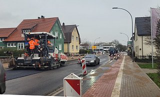 Die Schötmarsche Straße soll Ende April freigegeben werden, wenn das Wetter mitspielt. Derzeit wird der Asphalt aufgetragen. - Astrid Sewing