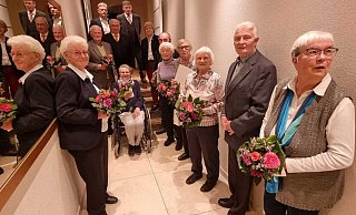 Geehrte und Ehrengäste der AWO Pottenhausen: (von rechts) Helga Herrig, Günter Timm, Waldraut Engelke, Elfriede Wedderwille, Gretel Gozemba, Wolfgang Jüngling, Barbara Kalkreuter, Axel Wiebusch,Rainer Kleßmann,Kurt Kalkreuter, Wilhelm Beermann, Magret Harbig und sitzend Annemarie Strate. - Manfred Stölting