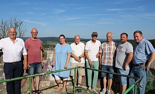 Klaus Meier (von links), Axel Kunze, Yvonne Eisenhauer, Ulrich Kollekowski, Wolfgang Blome, Jürgen Müller, Bastian Homuth und Matthias Müller zeigen auf dem Windmühlenstumpf, welche Beeinträchtigungen sie durch die drei Anlagen befürchten. Im Hintergrund ist Sonneborn zu sehen. - Lorraine Brinkmann Klaus Meier (von links), Axel Kunze, Yvonne Eisenhauer, Ulrich Kollekowski, Wolfgang Blome, Jürgen Müller, Bastian Homuth und Matthias Müller zeigen auf dem Windmühlenstumpf, welche Beeinträchtigungen sie durch die drei Anlagen befürchten. Im Hintergrund ist Sonneborn zu sehen. - Lorraine Brinkmann