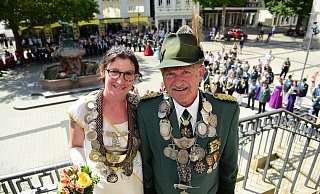 Kaiser Heinz Holey und seine Königin Manuela Pohl nach der Proklamation auf der Detmolder Rathaustreppe. - Nicole Ellerbrake Kaiser Heinz Holey und seine Königin Manuela Pohl nach der Proklamation auf der Detmolder Rathaustreppe. - Nicole Ellerbrake