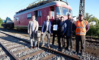 Adrian Lücke, Chris Hütte-Getboga (beide Stadt Barntrup, von links), Jan-Philipp Tönebön, Raphael Kahlert, Tim Maritschnigg und Frank Muth (alle Landeseisenbahn) freuen sich, dass dank der Förderung Schienen und Schwellen wieder hergerichtet werden können. - Lorraine Brinkmann
