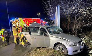 Der BMW hat sich nach dem Unfall seitlich in die Lärmschutzwand auf der Lockhauser Straße gebohrt. - Daniel Hobein