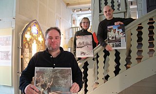 Stellen den neuen historischen Kalender der städtischen Museen vor: (von links) Museumsleiter Fabian Schröder, Karin Schäfer-Dubbert vom Museumsverein und Designer Martin Emrich. - Nadine Uphoff Stellen den neuen historischen Kalender der städtischen Museen vor: (von links) Museumsleiter Fabian Schröder, Karin Schäfer-Dubbert vom Museumsverein und Designer Martin Emrich. - Nadine Uphoff