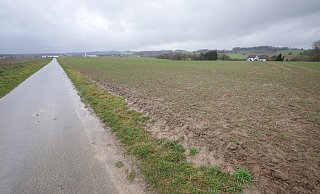 Durch den Bau des Amazon-Logistikzentrums würde eine große Fläche für Regenwasser versiegelt. Hier der Blick von Wöbbel mit der bestehenden Bebauung des Industrieparks Lippe im Hintergrund. Die B 239 führt rechts an den Häusern vorbei. Archivfoto: Jost Wolf - Jost Wolf