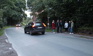 Die Anlieger Hanja Heine (von links), Maik Pietruschka, Maik Lentge, Jana Mügge, Ines Heine und Anna Lena Mügge stehen dort, wo jeden Morgen auch die Schulkinder auf den Bus warten, direkt an der Selser Straße. - Nadine Uphoff Die Anlieger Hanja Heine (von links), Maik Pietruschka, Maik Lentge, Jana Mügge, Ines Heine und Anna Lena Mügge stehen dort, wo jeden Morgen auch die Schulkinder auf den Bus warten, direkt an der Selser Straße. - Nadine Uphoff