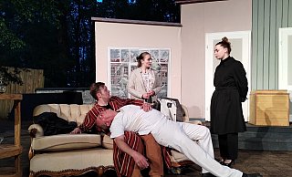 Dieses Stück kann einen schon mal umhauen: Uncle George (Axel Wieneke) in den Armen von Norman Basset (Kevin Nolting). Argwöhnisch beobachtet wird das Szenario von Sally Chessington (Tabea Engler) und Mrs. Undertaker (Rebekka Bauer). - Franka Ronkartz Dieses Stück kann einen schon mal umhauen: Uncle George (Axel Wieneke) in den Armen von Norman Basset (Kevin Nolting). Argwöhnisch beobachtet wird das Szenario von Sally Chessington (Tabea Engler) und Mrs. Undertaker (Rebekka Bauer). - Franka Ronkartz