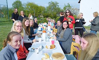 Das Mittwochstreffen von Ukrainerinnen und Hummersern ist gesellig, hinten links stehen Ramona Stukenberg und Monika Zenker-Kiel. - Rudi Rudolph Das Mittwochstreffen von Ukrainerinnen und Hummersern ist gesellig, hinten links stehen Ramona Stukenberg und Monika Zenker-Kiel. - Rudi Rudolph
