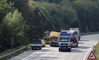 Der verunglückte Lkw auf der A 2 bei Porta wird geborgen. Während die Autobahn in Richtung Hannover gesperrt ist, herrschen auf den Ausweichstrecken über Land teils chaotische Zustände - etwa auf der B 238 in Kalletal. - Malina Reckordt Der verunglückte Lkw auf der A 2 bei Porta wird geborgen. Während die Autobahn in Richtung Hannover gesperrt ist, herrschen auf den Ausweichstrecken über Land teils chaotische Zustände - etwa auf der B 238 in Kalletal. - Malina Reckordt