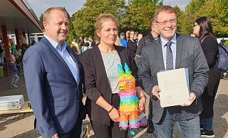 Bürgermeister Mario Hecker (links) und Torsten Buncher vom Schulamt des Kreises Lippe gratulieren Irina Müller beim Schulfest zu ihrem neuen Amt als Rektorin der Grundschule Am Habichtsberg. - Birgit Zierke Bürgermeister Mario Hecker (links) und Torsten Buncher vom Schulamt des Kreises Lippe gratulieren Irina Müller beim Schulfest zu ihrem neuen Amt als Rektorin der Grundschule Am Habichtsberg. - Birgit Zierke