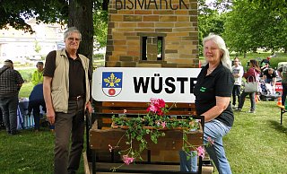 Birgit Mügge und Karl-Friedrich Grannemann vom Kulturring und den Heimatfreunden Wüsten mit dem vereinseigenen, 2019 restaurierten „Bismarckturm". - Hajo Gärtner
