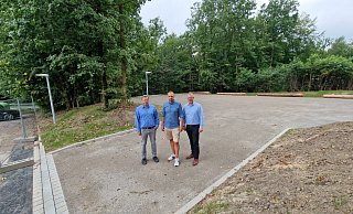 Oliver Brundiers (von links), Mike Wittsieker und Friso Veldink stehen auf dem neuen Parkplatzteil am Bergstadion in Schwelentrup. Er soll voraussichtlich am Dienstag freigegeben werden. - Nadine Uphoff Oliver Brundiers (von links), Mike Wittsieker und Friso Veldink stehen auf dem neuen Parkplatzteil am Bergstadion in Schwelentrup. Er soll voraussichtlich am Dienstag freigegeben werden. - Nadine Uphoff