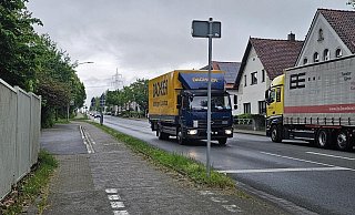 Viel Verkehr fließt über die Bundesstraße B 239 nach Lage oder in die Gegenrichtung nach Detmold. Das hat Spuren hinterlassen, die Fahrbahn wird deshalb vom Marktkauf-Kreisel bis zur Sülterheide in 5 Bauabschnitten saniert. Die Umleitung soll über den Kohlpott führen, aber steht schon Umleitungsverkehr aus Detmold zeitweise im Stau. - Astrid Sewing
