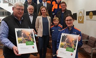 Friedrich Schierholz, Vorsitzender des Stiftungsvorstands, und Fiona Tölle, stellvertretende Gruppenführerin der Jugendfeuerwehr Lothe, nehmen die Urkunden für die Projekte ihrer Gruppen entgegen. - Michaela Weiße Friedrich Schierholz, Vorsitzender des Stiftungsvorstands, und Fiona Tölle, stellvertretende Gruppenführerin der Jugendfeuerwehr Lothe, nehmen die Urkunden für die Projekte ihrer Gruppen entgegen. - Michaela Weiße