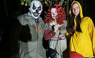 Sabrina Hofmann (Mitte) gewinnt als Clown Pennywise den Kostümwettbewerb auf der Sieger-Halloween-Party auf der Hohen Asch. Mit ihr feiern Ehemann Julian (links) als Clown und die aus Kufstein/Tirol angereiste, gebürtige Bösingfelderin Natascha Fragner (rechts) als Georgie. - Sylvia Frevert