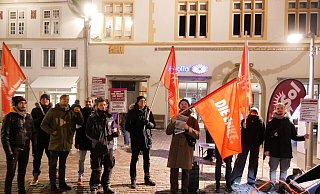 Rund 20 Menschen haben am Donnerstagabend auf dem Lemgoer Marktplatz unter dem Motto „Stoppt den Angriff auf Gaza“ gegen den Krieg im Nahen Osten demonstriert. - Thomas Krügler