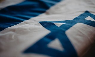 Die vor dem Rathaus gehisste israelische Flagge haben Unbekannte in der Nacht von Mittwoch auf Donnerstag abgerissen. - Pexels/cottonbro studio