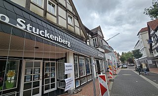 Was den Brand im Obergeschoss des Hauses an der Langen Straße verursacht hat, kann die Polizei noch nicht sagen. Sie geht von einem Schaden in sechsstelliger Höhe aus. - Astrid Sewing