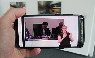 Liveübertragungen aus Ratssitzungen bequem zuhause auf dem Handy ansehen - das ist in vielen Städten bereits möglich. In Herne kann man zwischen Live Stream mit und ohne Gebärdendolmetscher für Gehörlose wählen. ebenso bei den später abrufbaren Aufzeichnungen der Sitzung. Die sind verfügbar, bis die Niederschrift vorliegt. - Dieter Asbrock
