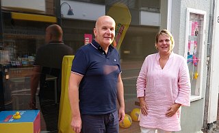 Olaf Henning (Stadtverbandsvorsitzender der FDP Lage) und Martina Hannen (Fraktionsvorsitzende der FDP im Rat der Stadt Lage) blicken auf das vergangene Amtsjahr zurück. - FDP Lage