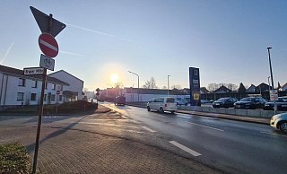Rechts im Bild der Parkplatz des Edeka-Marktes. Darüber befindet sich noch das Gebäude von ehemals Penny. Dort soll ein Neubau entstehen. Es tut sich einiges an der Lemgoer Straße. Die Braker Mitte links im Bild wird hingegen immer leerer. - Nadine Uphoff Rechts im Bild der Parkplatz des Edeka-Marktes. Darüber befindet sich noch das Gebäude von ehemals Penny. Dort soll ein Neubau entstehen. Es tut sich einiges an der Lemgoer Straße. Die Braker Mitte links im Bild wird hingegen immer leerer. - Nadine Uphoff