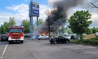 Am Fachmarktzentrum in Bad Salzuflen brennt ein Imbisswagen. Die Feuerwehr ist bereits im Einsatz. - Katrin Kantelberg