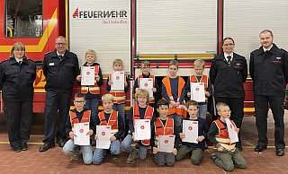 Stolz nahmen zwölf Bad Salzufler Nachwuchswehrkräfte Kinderflammen entgegen. - Feuerwehr Bad Salzuflen