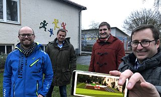 Ihre Pläne für die „Arena“ unterhalb der Grundschule Kirchheide stellen die Sozialdemokraten (von links) Felix Rullmann, Alexander Baer, Marius Kremming und Jamal Mango vor. - Till Brand