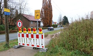 Der Gehweg parallel zur Salzufler Straße ist offiziell von der Stadt gesperrt worden. Statt der Umleitung durchs Wohngebiet kann man künftig direkt an der Salzufler Straße entlang gehen - die Stadt hat diesen Bereich befestigt. - Alexandra Schaller Der Gehweg parallel zur Salzufler Straße ist offiziell von der Stadt gesperrt worden. Statt der Umleitung durchs Wohngebiet kann man künftig direkt an der Salzufler Straße entlang gehen - die Stadt hat diesen Bereich befestigt. - Alexandra Schaller