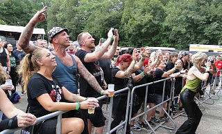 Die Zuhörer sind voll dabei und die Fotografin verliert fast das Gleichgewicht. - Hajo Gärtner Die Zuhörer sind voll dabei und die Fotografin verliert fast das Gleichgewicht. - Hajo Gärtner
