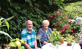 Peter und Lieselotte Harkenthal genießen die Zeit in ihrem Garten. - Freya Köhring Peter und Lieselotte Harkenthal genießen die Zeit in ihrem Garten. - Freya Köhring