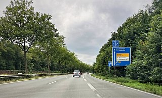 Die dritte Spur auf dem OWD stadtauswärts (Abbiegespur zum Südring), die kurz hinter der Graphia-Brücke beginnt, soll wieder zum Standstreifen verwandelt werden. - Susanne Lahr Die dritte Spur auf dem OWD stadtauswärts (Abbiegespur zum Südring), die kurz hinter der Graphia-Brücke beginnt, soll wieder zum Standstreifen verwandelt werden. - Susanne Lahr