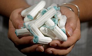 Die Jusos möchten Schülerinnen künftig einen kostenlosen Zugang zu Binden und Tampons ermöglichen. - Franziska Gabbert/dpa-tmn