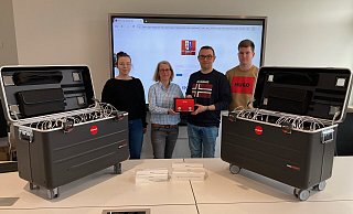 Gemeinsam mit Frau Pypetz (krz) übergaben Herr Mitschke und Herr Roth (IT-Team der Stadt Lügde) die iPads mit speziellen Stiften und Koffern an die Schule. - Johannes Gigas Schule Gemeinsam mit Frau Pypetz (krz) übergaben Herr Mitschke und Herr Roth (IT-Team der Stadt Lügde) die iPads mit speziellen Stiften und Koffern an die Schule. - Johannes Gigas Schule