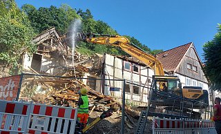 Das alte Fachwerkhaus in der Schwalenberger Altstadt wird dem Erdboden gleichgemacht. Für den Baggerfahrer gilt aufgrund der Nähe zum Nachbarhaus und der historischen Stadtmauer höchste Konzentration. - Michaela Weiße
