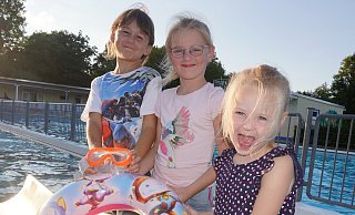 Amelia (7, von links), Lara (6) und Anna (4) sind in diesem Sommer mit ihren Eltern sehr oft im Freibad in Schieder gewesen. "Wir haben hier immer viel Spaß" erzählen die Mädchen. Lara hat außerdem den Schwimmkursus besucht und ist jetzt stolze Trägerin des Seepferdchen-Abzeichens. - Michaela Weiße Amelia (7, von links), Lara (6) und Anna (4) sind in diesem Sommer mit ihren Eltern sehr oft im Freibad in Schieder gewesen. "Wir haben hier immer viel Spaß" erzählen die Mädchen. Lara hat außerdem den Schwimmkursus besucht und ist jetzt stolze Trägerin des Seepferdchen-Abzeichens. - Michaela Weiße