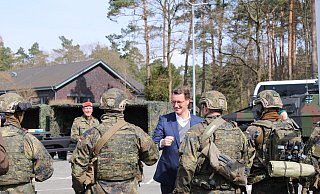 Ministerpräsident Hendrik Wüst begutachtet mit Oberfeldwebel Kai Schöning (rechts) und Brigadekommandeur Stephan Willer einen Leopard 2 Panzer aus dem Fuhrpark der Bundeswehr.  - Philipp Kersten