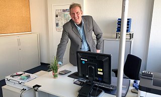 Markus Rausch stellt eine erste Pflanze in das neue Büro der BSUSD-Fraktion an der Benzsztraße. Seine ehemalige Partei, die CDU, residiert ein Stockwerk höher. Foto: Sven Kienscherf - Sven Kienscherf