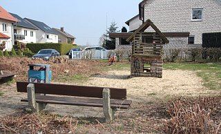 Schnittarbeiten sind auf dem Spielplatz in der Herderstraße bereits erfolgt. Das reicht aber bei Weitem nicht aus. - Cordula Gröne Schnittarbeiten sind auf dem Spielplatz in der Herderstraße bereits erfolgt. Das reicht aber bei Weitem nicht aus. - Cordula Gröne