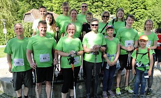 16 "Drachenwalker" nahmen die Herausforderung des Freilichtmuseums an, die 7,5 Kilometer lange und sportlich anspruchsvolle Wanderstrecke durch die historischen Dörfer unter die Turnschuhe zu nehmen. Der Club im grünen Vereinstrikot macht jedes Jahr mit, wenn das Museum zu sportlicher Aktivität einlädt. Dabei steht sichtlich der Spaß im Vordergrund. (Foto: Hajo Gärtner) - Hajo Gärtner 16 "Drachenwalker" nahmen die Herausforderung des Freilichtmuseums an, die 7,5 Kilometer lange und sportlich anspruchsvolle Wanderstrecke durch die historischen Dörfer unter die Turnschuhe zu nehmen. Der Club im grünen Vereinstrikot macht jedes Jahr mit, wenn das Museum zu sportlicher Aktivität einlädt. Dabei steht sichtlich der Spaß im Vordergrund. (Foto: Hajo Gärtner) - Hajo Gärtner