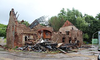 Die Scheune und der Anbau sind nur noch eine Ruine. Bis 4 Uhr morgens dauerten die Löscharbeiten der Freiwilligen Feuerwehr. Ein Kurzschluss in einem akkubetriebenen Elektrogerät soll den Brand in Billerbeck verursacht haben. - Astrid Sewing