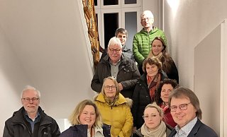Mitglieder der SPD-Kreistagsfraktion Lippe und der Ratsfraktion Detmold besuchen zusammen mit der Kämmerin der Stadt Detmold Dr. Miriam Mikus (2. Reihe rechts) die Herberge zur Heimat, wo Leiter Matthias Neuper (rechts) und Carina Brodehl (Zweite von rechts) sie über die Wohnungslosenhilfe informieren. Mit dabei waren auch (unten, von links) Dr. Bernd Groeger, Ilka Kottmann, Charlotte Thomale-Friesenhahn, Corinna Peter-Werner, Erhard Friesenhahn, Katrin Freiberger, Kai Kottmann und Andreas Wilde. - SPD-Kreistagsfraktion