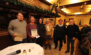 Der erste Platz des Kalletaler Heimatpreises 2022 geht an die "Solidarische Landwirtschaft" aus Langenholzhausen. Die Laudatoren Manfred Rehse (rechts) und Florian Schön (von links) stellen sich mit den ausgezeichneten Solawi-Vorstandsmitgliedern Maren Kaschka, Kerstin Otte in Holte, Gabriele Wels und Anke Tautenhahn dem Fotografen. - Jens Rademacher Der erste Platz des Kalletaler Heimatpreises 2022 geht an die "Solidarische Landwirtschaft" aus Langenholzhausen. Die Laudatoren Manfred Rehse (rechts) und Florian Schön (von links) stellen sich mit den ausgezeichneten Solawi-Vorstandsmitgliedern Maren Kaschka, Kerstin Otte in Holte, Gabriele Wels und Anke Tautenhahn dem Fotografen. - Jens Rademacher