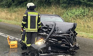 Der Mercedes ist nach dem Unfall auf der A2 ein Wrack. - Feuerwehr Bad Salzuflen