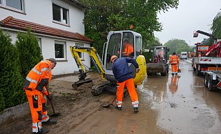 In der Mittelstra&szlig;e in Kl&uuml;t ist die Stadt am Tag nach dem Starkregen mit Aufr&auml;umarbeiten besch&auml;ftigt. - Jost Wolf