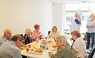 Martina Hannen (in grün) im Gespräch mit Bürgerinnen und Bürgern. - FDP Lage