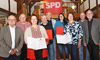 Johannes Bentler (von links), Wilfried Gerkensmeier, Petra Pischczan, Christian Schaksmeier, Dieter Hartwig, Alexandra Gold, Marina Gerkensmeier, Dennis Glißmann, Georg Lätzsch bei der Ehrung. - Reiner Toppmöller Johannes Bentler (von links), Wilfried Gerkensmeier, Petra Pischczan, Christian Schaksmeier, Dieter Hartwig, Alexandra Gold, Marina Gerkensmeier, Dennis Glißmann, Georg Lätzsch bei der Ehrung. - Reiner Toppmöller