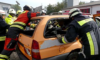 Beim Bundeskongress üben die Feuerwehrfrauen das Öffnen von Fahrzeugen. - Rudi Rudolph